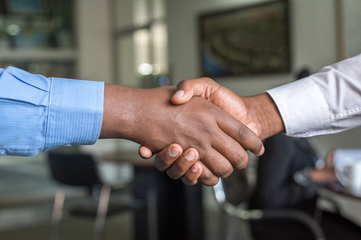 Institutioneller Dialog mit Behörden und Partnern